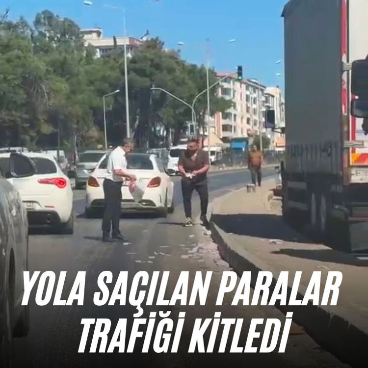 Yola saçılan paralar trafiği kitledi