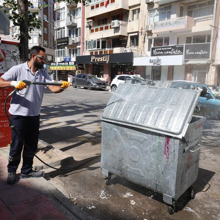 Şehzadeler'de çöp konteynerleri dezenfekte ediliyor