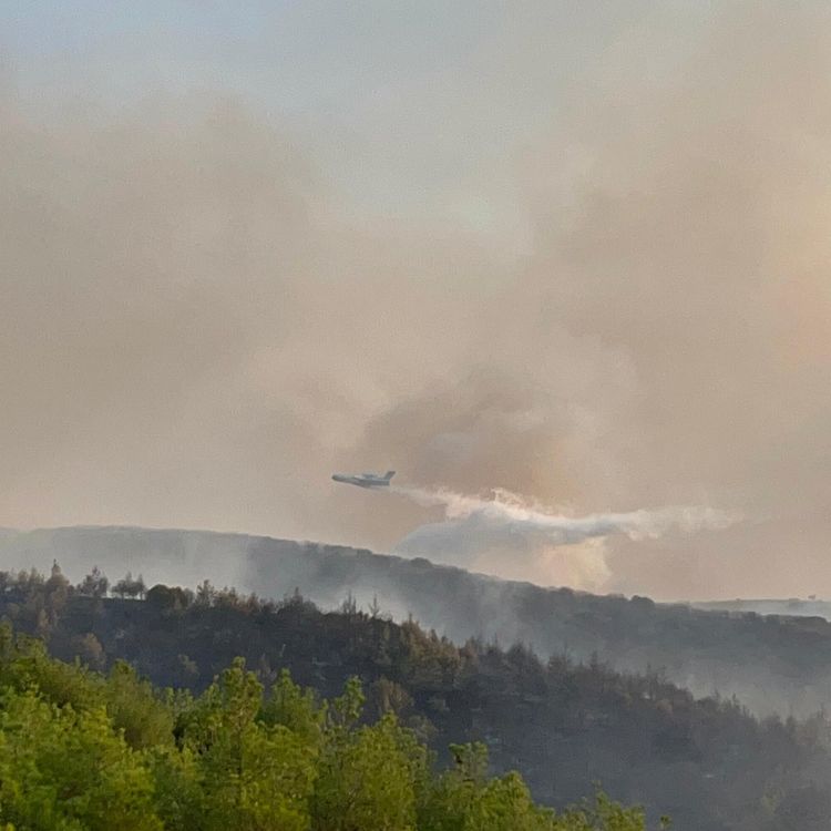 Kula’daki orman yangınına havadan ve karadan müdahale sürüyor
