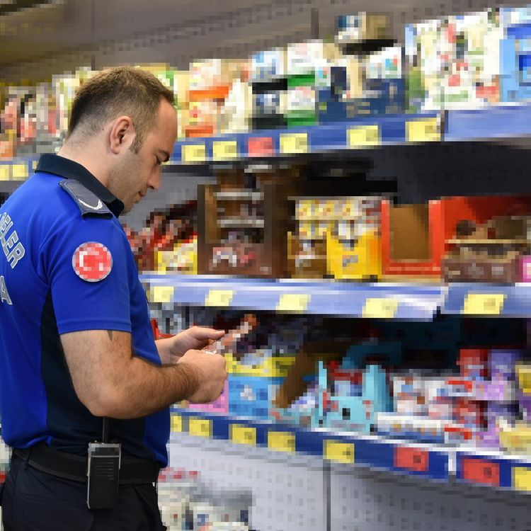 Şehzadeler zabıtasından zincir marketlere denetim