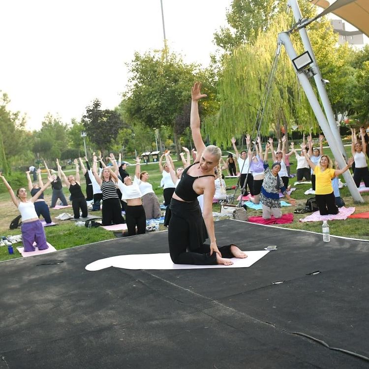 Yunusemre Belediyespor'dan kadınlara yoga eğitimi