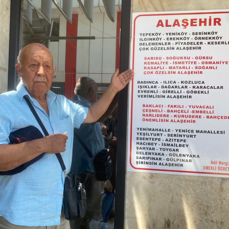 Emekli öğretmen, Alaşehir’in 51 mahallesini şiirde buluşturdu