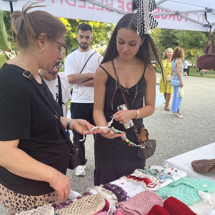 Kadınların el emeği ürünleri gece pazarında satışa çıktı