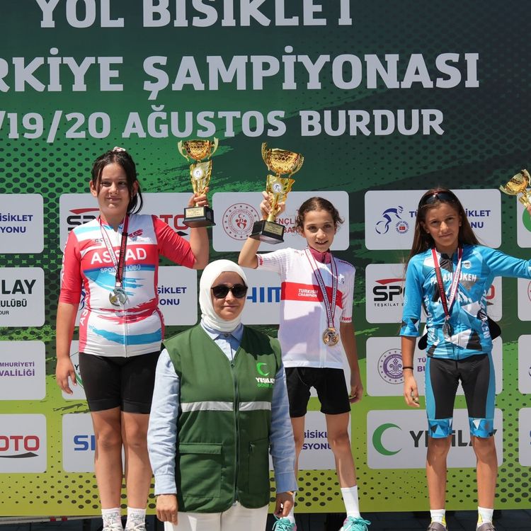 Akhisarlı bisikletçiler Türkiye Şampiyonası’nda kürsüyü doldurdu