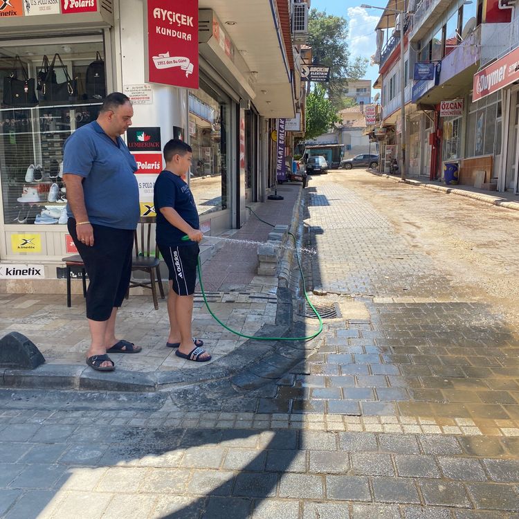 Kavurucu sıcak Alaşehir'i teslim aldı