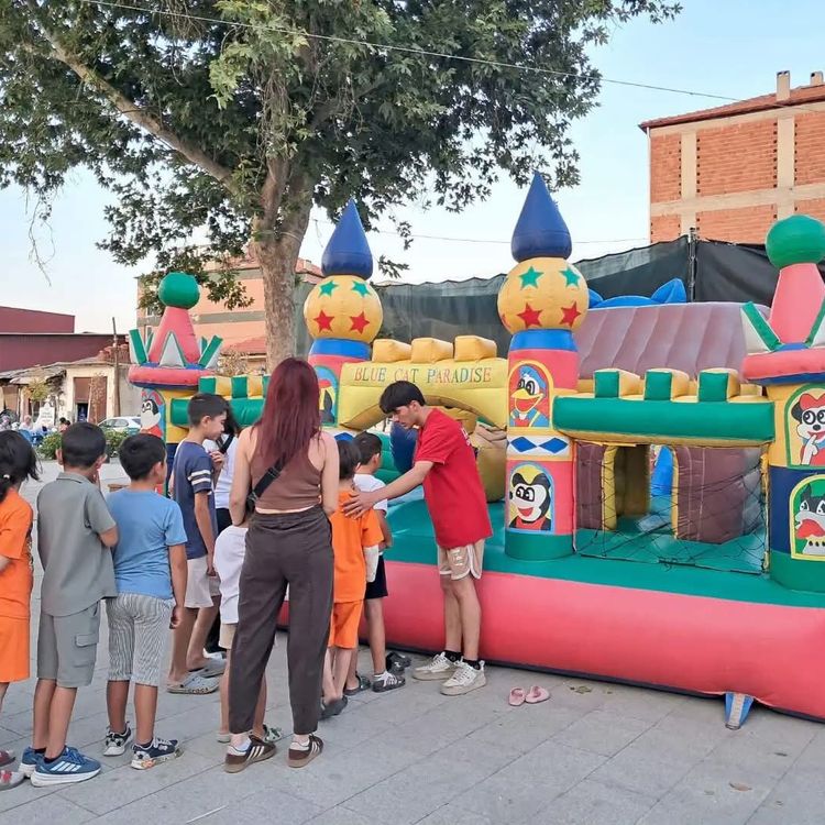 Sarıgöl'de çocukların yüzü şenlikle güldü