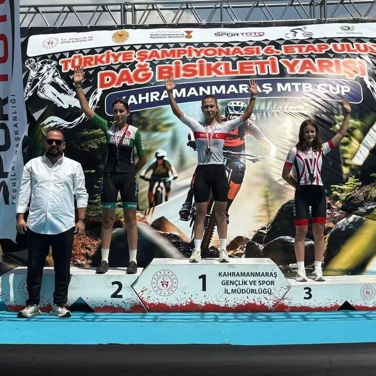 Akhisarlı bisikletçiler Kahramanmaraş’ta madalyaları topladı