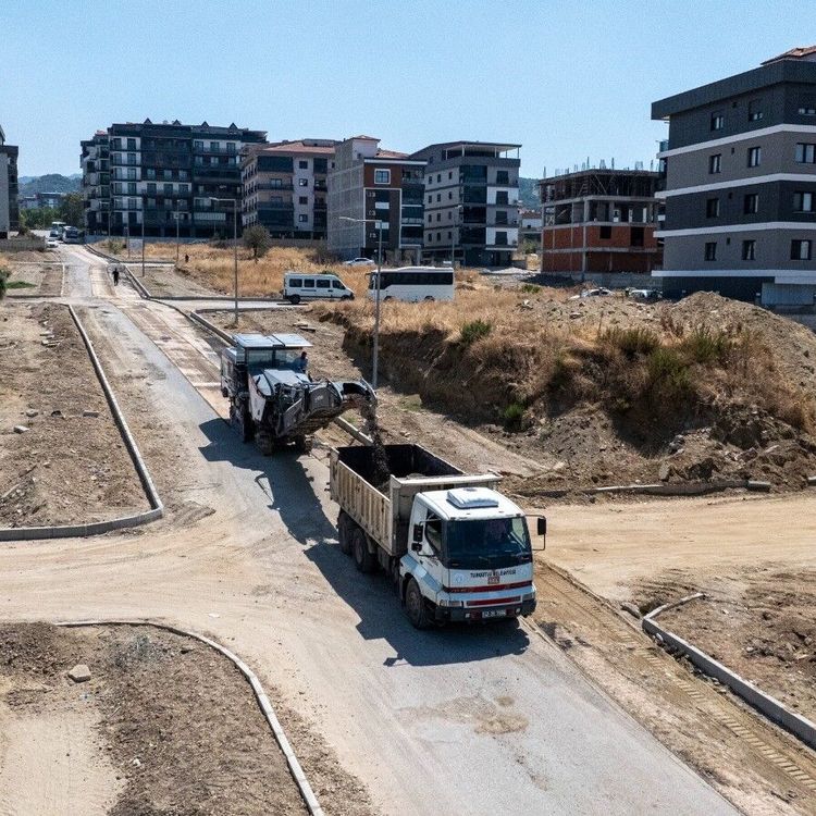 Turgutlu’da 2 kilometrelik yol sıcak asfaltla yenileniyor