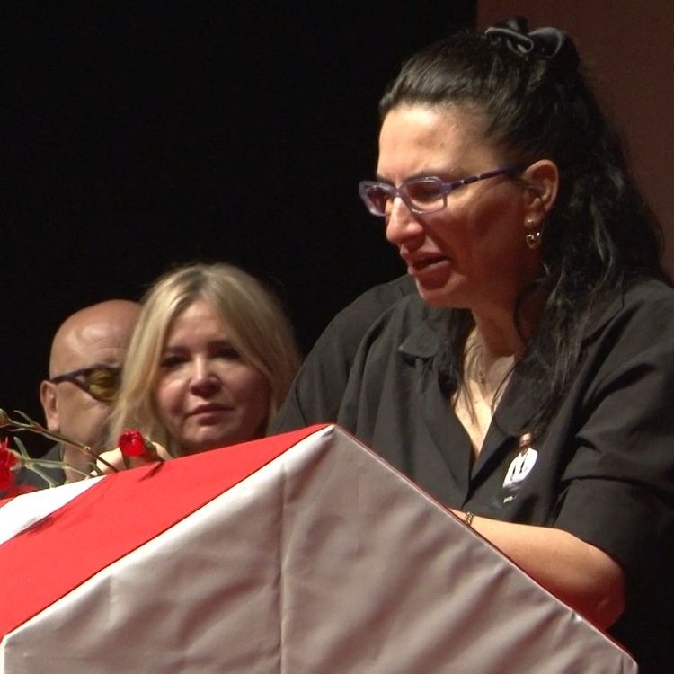Özlem Esmergül, erkek arkadaşı Serhat Kılıç'ı gözyaşları içinde uğurladı