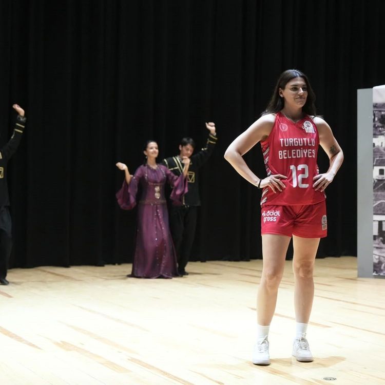 Turgutlu’da kadın takımların yeni sezon lansmanı kültür ve sporla buluştu
