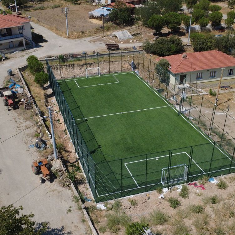 Demirci’de 11 kırsal mahalleye halı saha