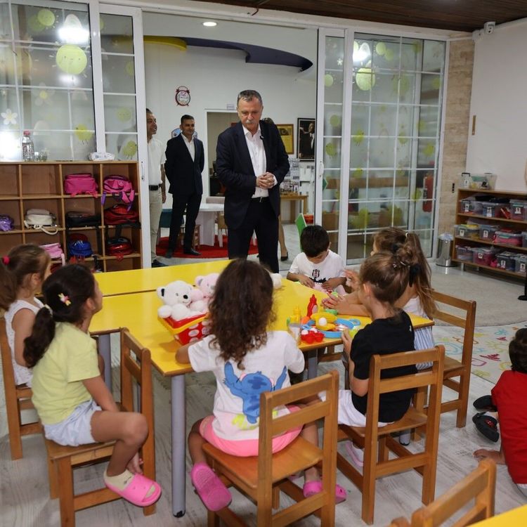 Başkan Balaban yeni eğitim yılında miniklerin heyecanına ortak oldu