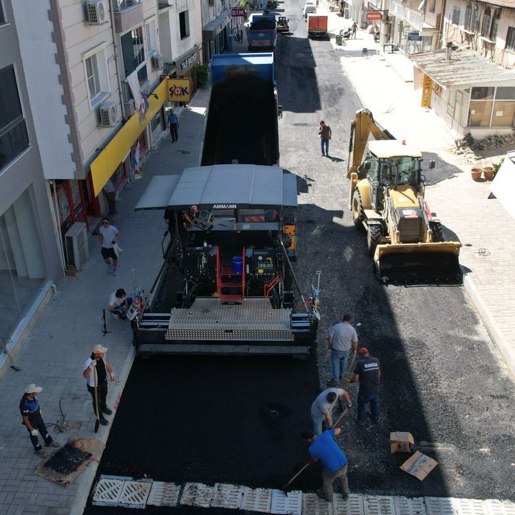 Selendi Atatürk Caddesi’nde yılların yol sorunu çözülüyor