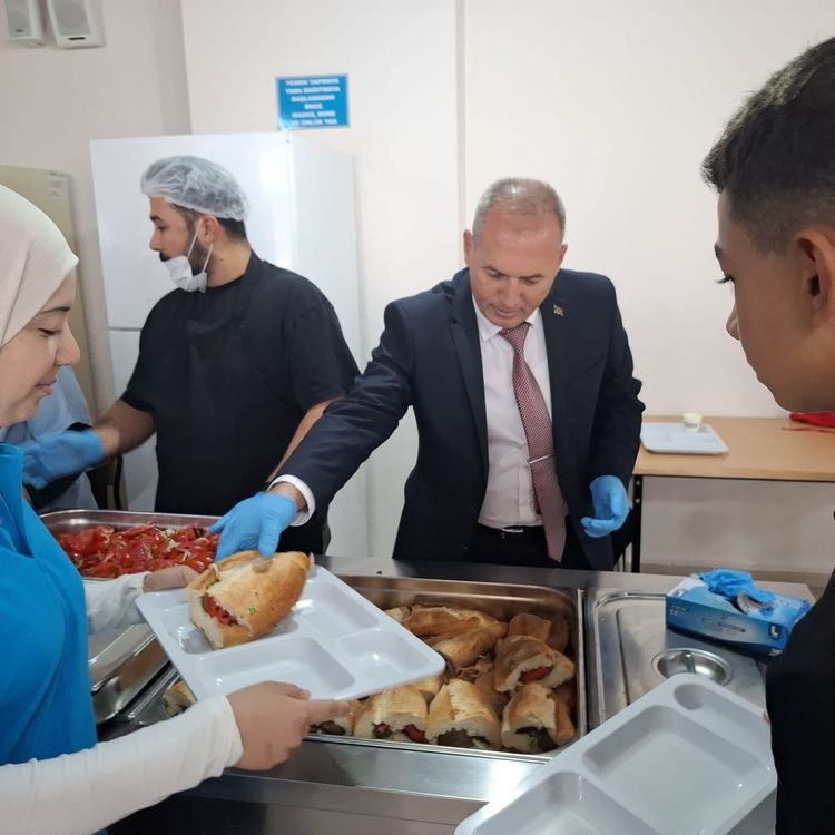 Sarıgöl Milli Eğitim Müdürü pansiyonda kalan öğrencilere yemek dağıttı