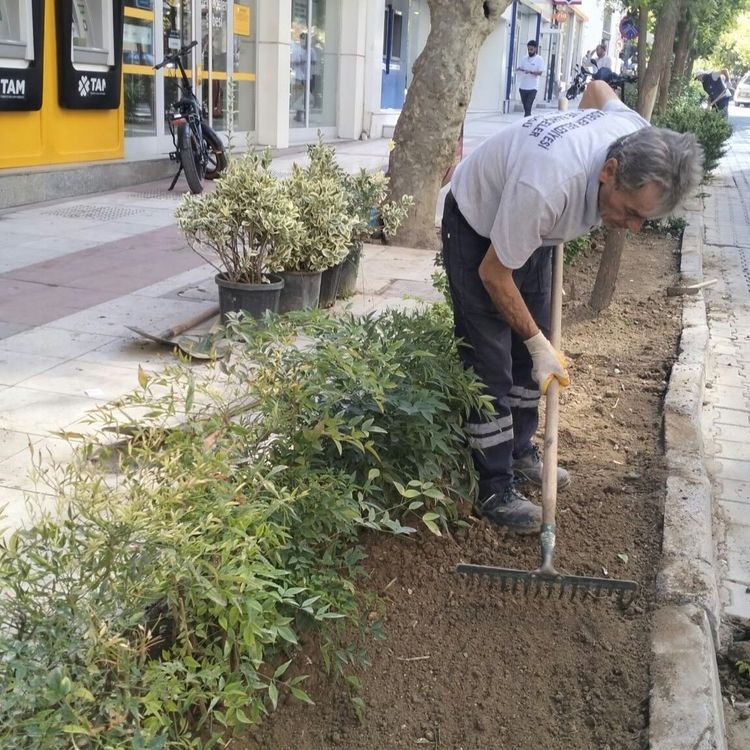Şehzadeler’de parklar dört mevsim bakımlı tutuluyor