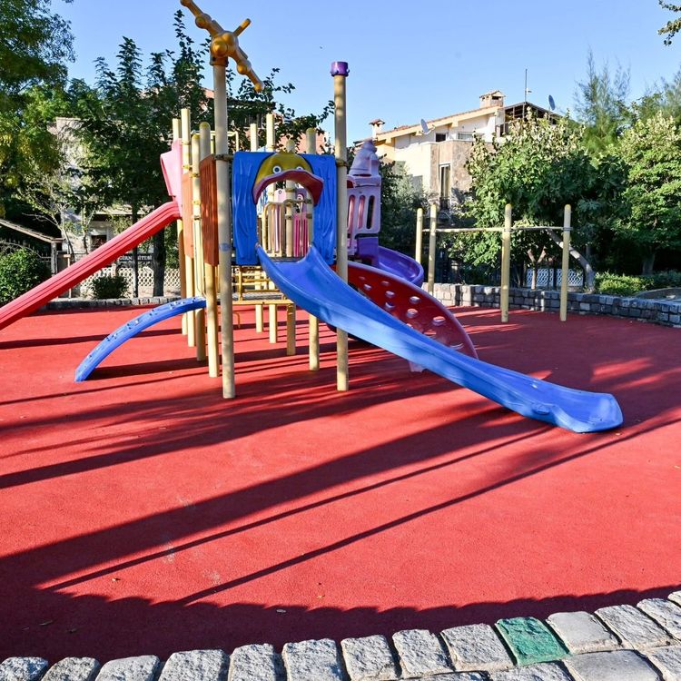 Manisa'da park ve oyun alanlarına güvenli zemin