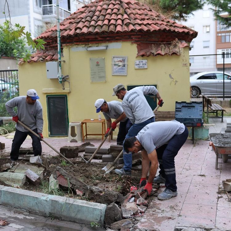 Şehzadeler'de tarihi yapının kaldırımları yenilendi