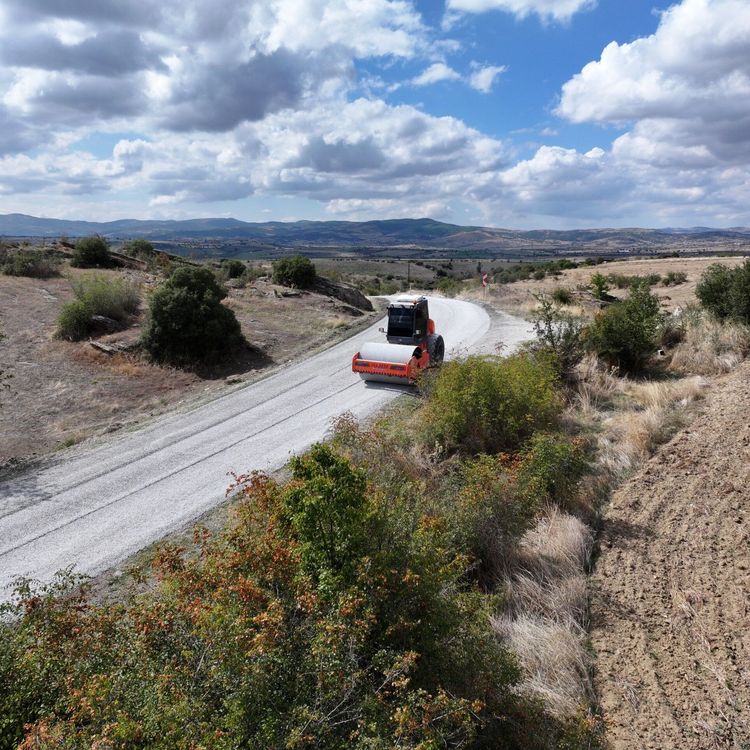 Kula’da 35 kilometrelik yol yenileniyor