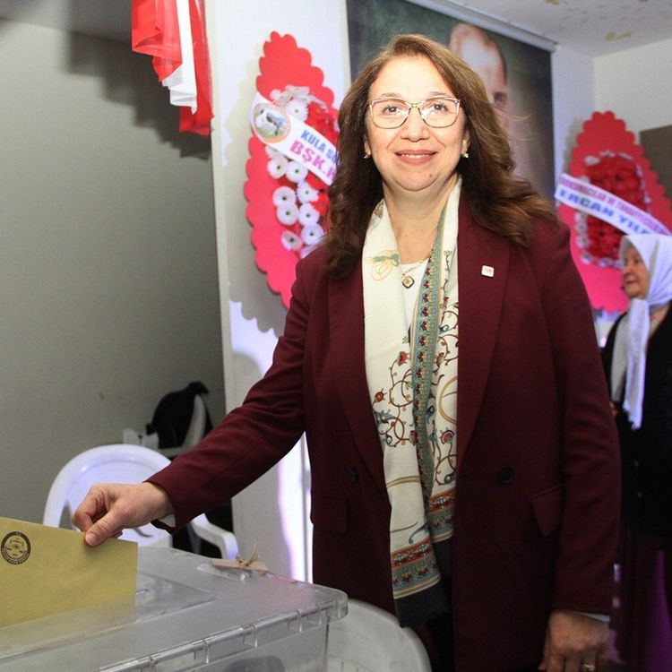 YENİ Parti Kula’da Esen Çınar yeniden başkan