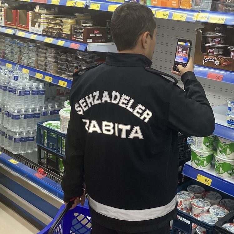 Şehzadeler zabıtasından zincir market denetimi