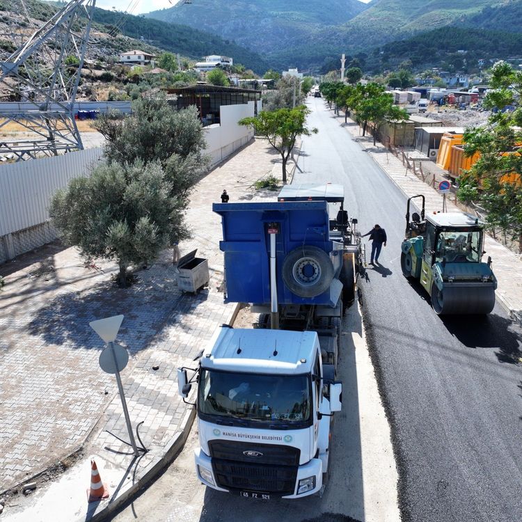 Yunusemre Emlakdere’de 2 kilometrelik yol sıcak asfaltla yenilendi