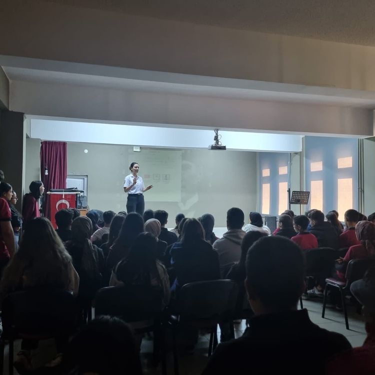 Manisa'da jandarmadan öğrencilere siber zorbalık eğitimi