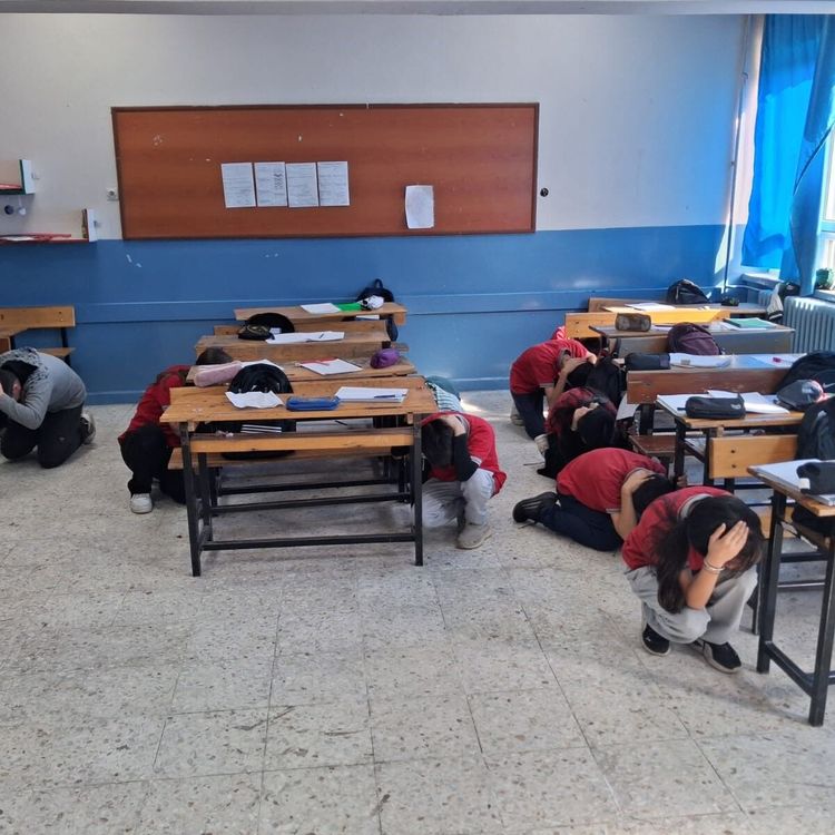 Öğrenciler depreme 'Çök-kapan-tutun" ile hazırlandı