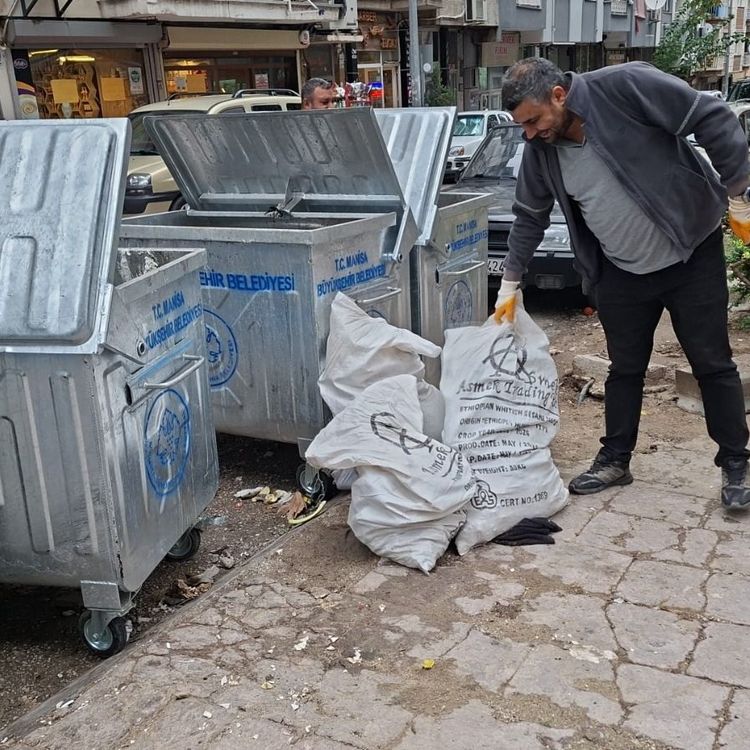 Şehzadeler’de moloz bırakanlara ceza uyarısı