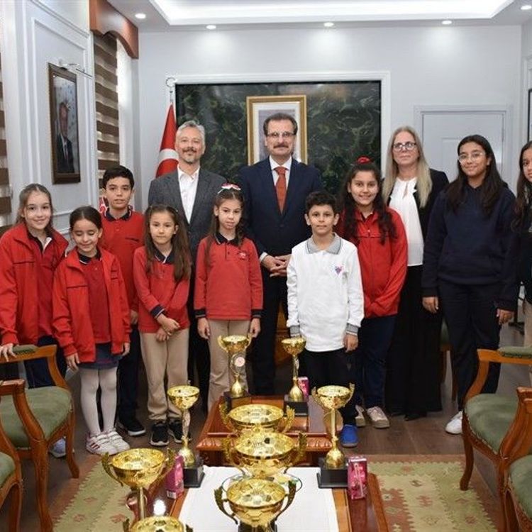 Şampiyonlar başarılarını Kaymakam Güldoğan ile paylaştı