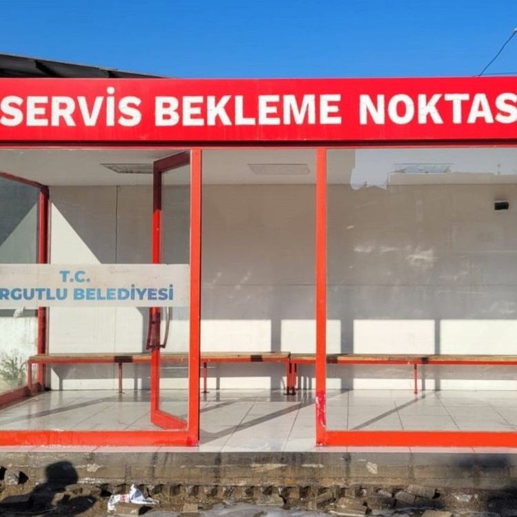Turgutlu'daki servis durakları temizlenirken vatandaşlara da çağrıda bulunuldu