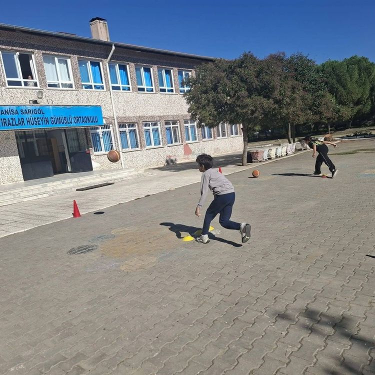 Unutulmaya yüz tutan oyunlar okul bahçelerinde hayat buluyor