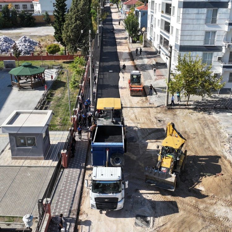 Kırkağaç'ta 1 kilometrelik yola 4 bin ton sıcak asfalt