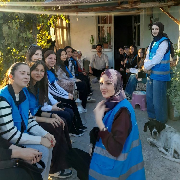 Manisalı gençler yaşlıların gönüllerine dokundu!