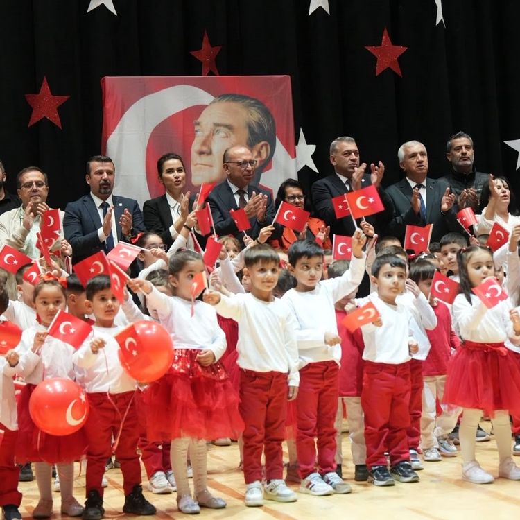 Turgutlu’da çocuklar Cumhuriyet için sahne aldı