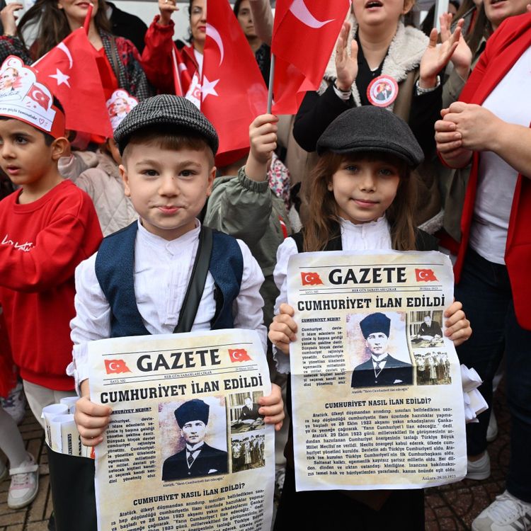 Manisa’da çocuklar cumhuriyeti tarihi gazetelerle kutladı