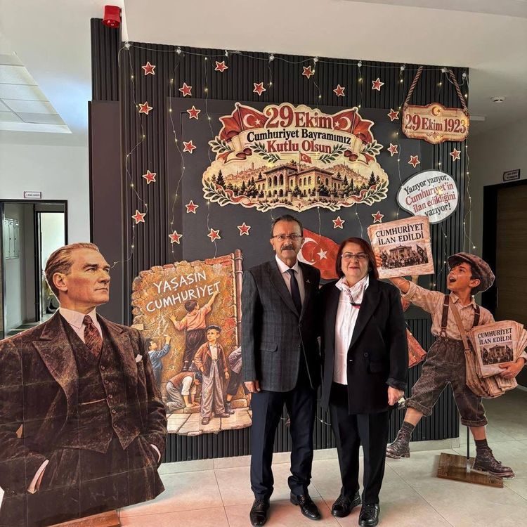 Sarıgöl’de Cumhuriyet köşesine yoğun ilgi