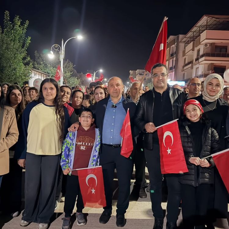 Sarıgöl’de Cumhuriyet coşkusu fener alayıyla sokaklara taştı