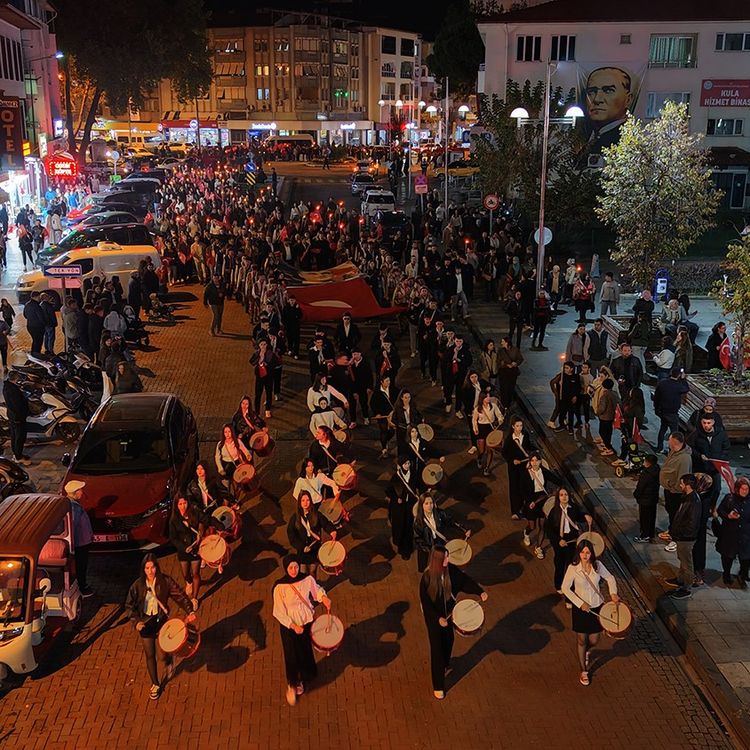 Kula'da Cumhuriyet Bayramı etkinlikleri fener alayıyla sona erdi