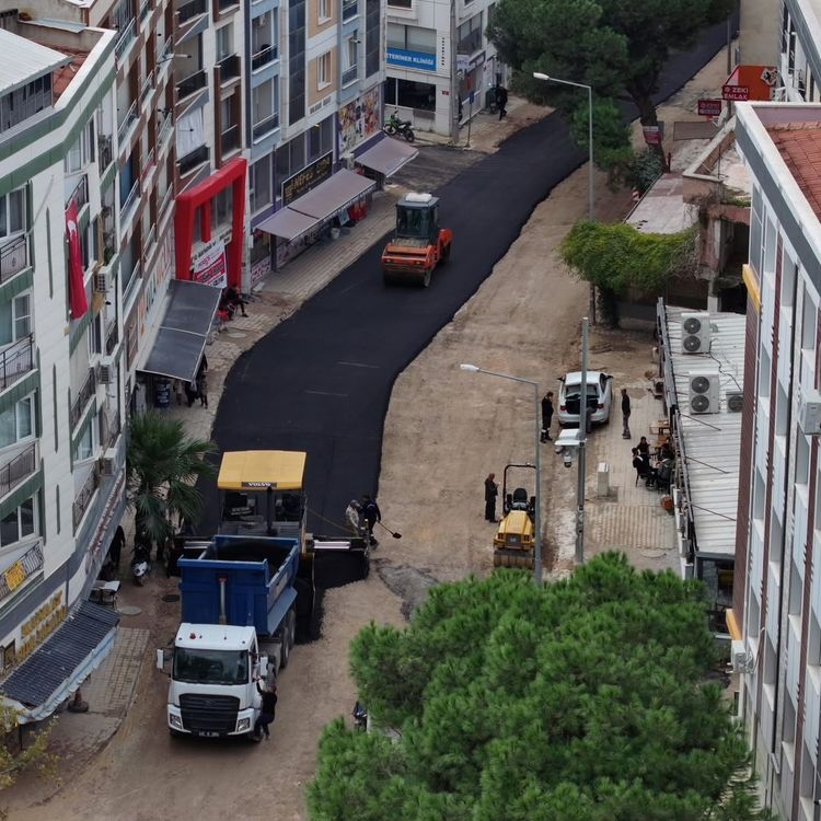 Muradiye’de yağış öncesi asfalt mesaisi başladı