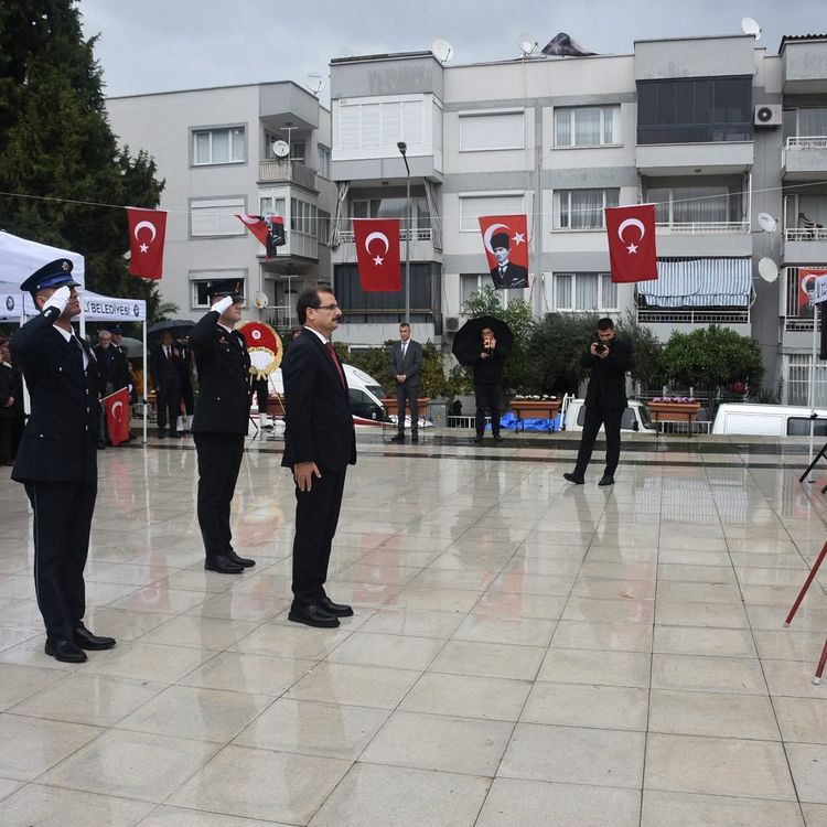 Salihli’de Atatürk Anıtı’na Cumhuriyet çelengi