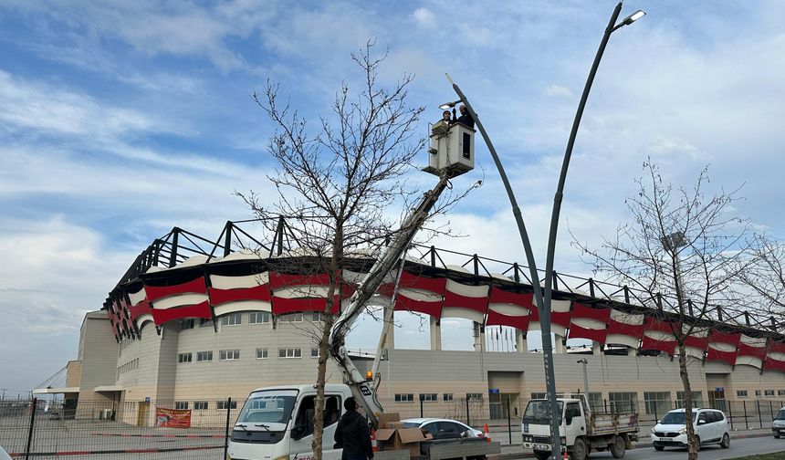 Turgutlu’nun caddeleri daha güzel bir görünüme kavuşuyor