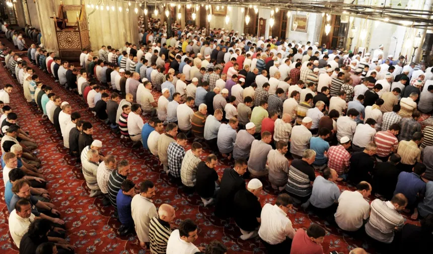 Cuma namazı sırasında camide patlama: 5 ölü, 23 yaralı
