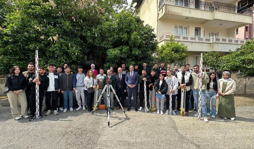 Kaymakam Dalak öğrencilerle arazi ölçümü yaptı