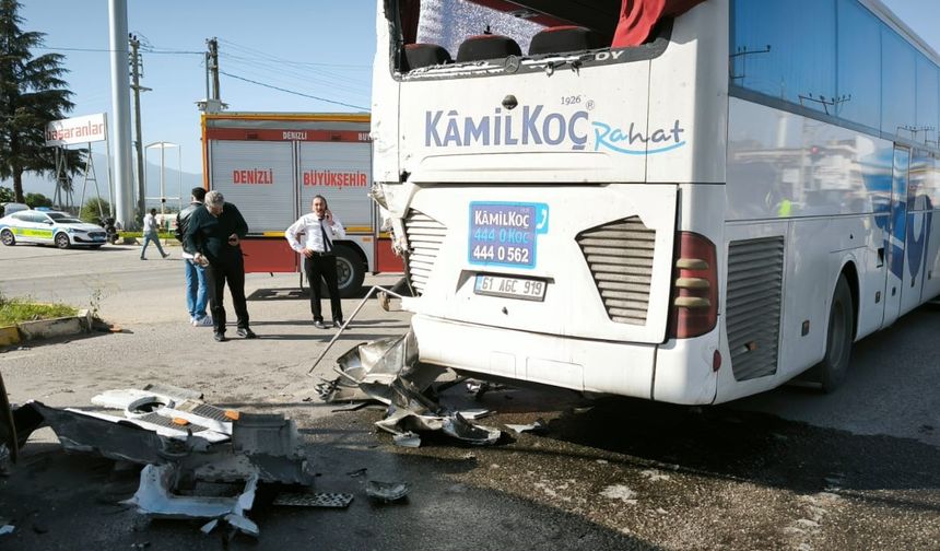 Tır, kırmızı ışıkta bekleyen otobüs ve otomobile çarptı: 6 yaralı