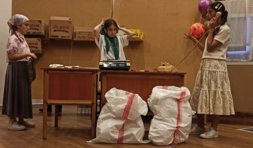 Ortaokul öğrencilerinin tiyatro performansı tam not aldı