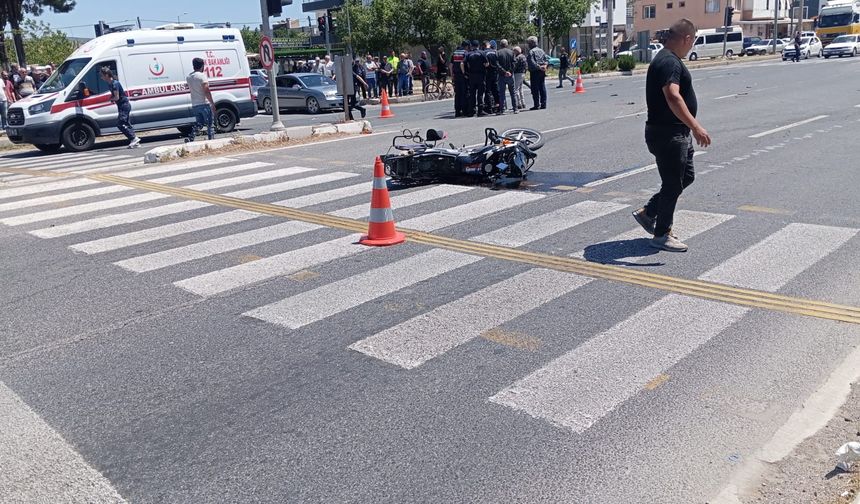Otomobil ile motosiklet çarpıştı: 1 ölü, 2 yaralı