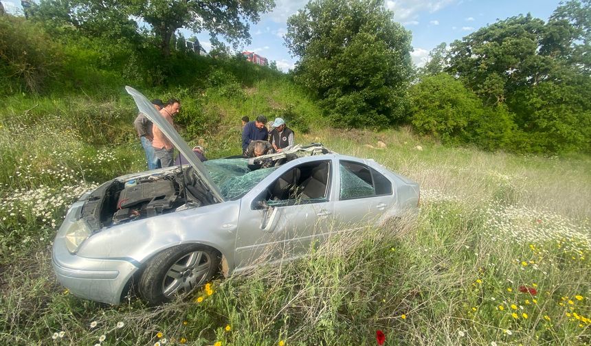 Tarlaya uçan aracın sürücüsünü vatandaşlar kurtardı