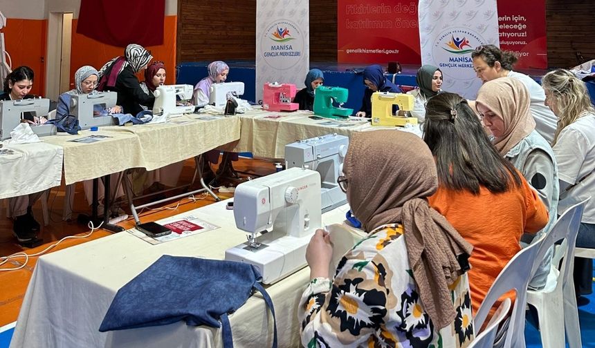 Atık malzemeler gençlerin elinde çantaya dönüştü