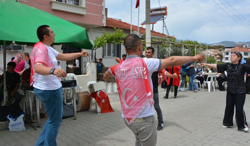 Demirci'de 5 genç için temsili askerlik eğlencesi düzenlendi