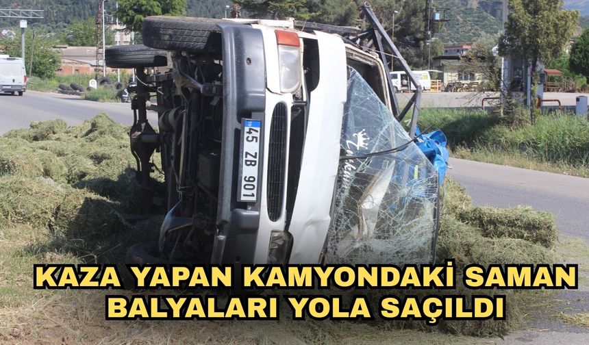 Kaza yapan kamyondaki saman balyaları yola saçıldı